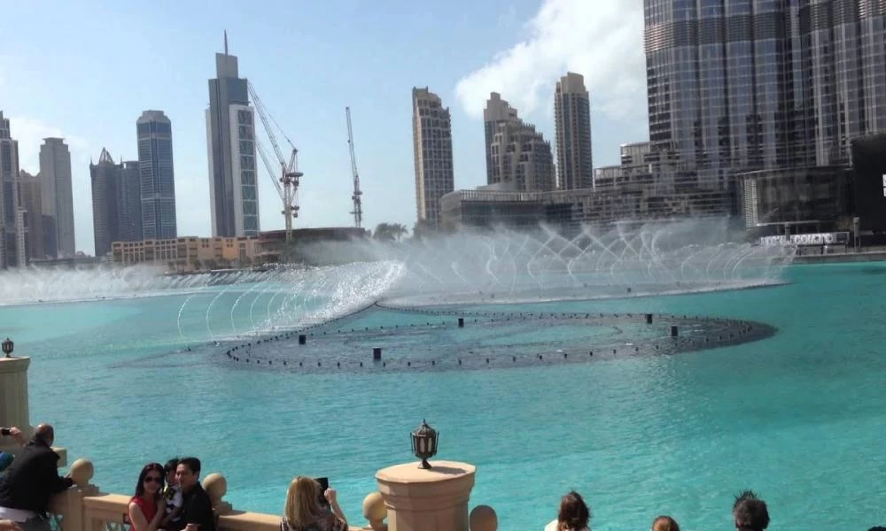 Πρωταθλητές πέταξαν πάνω από το υψηλότερο συντριβάνι του κόσμου